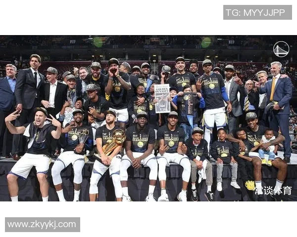 勇士队在激烈对抗中战胜湖人队展现强大实力与团队合作精神 勇士队在激烈对抗中战胜湖人队展现强大实力与团队合作精神